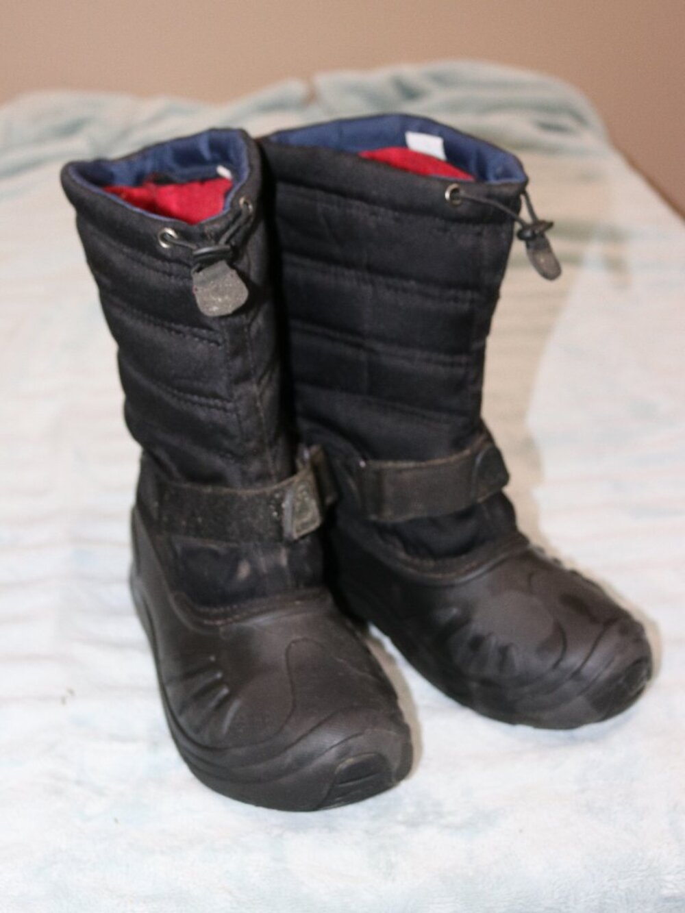 Kids size 5 Kamik winter boots with removable felt liner.
